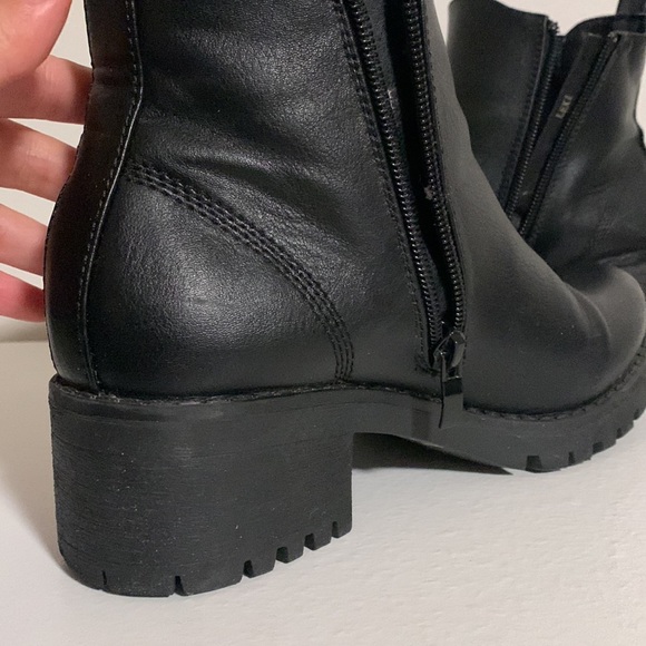 🖤 Taxi faux leather black booties 🖤 - Picture 7 of 9